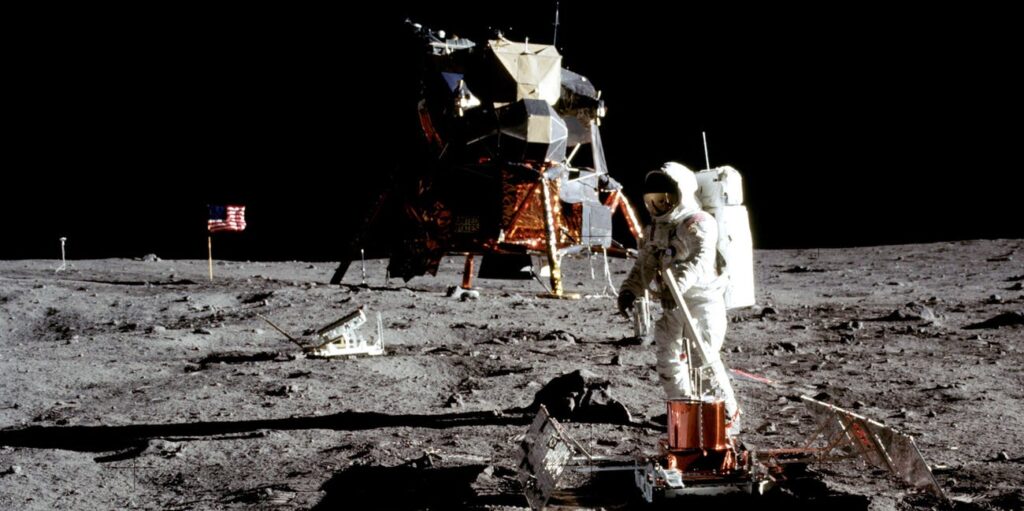 Jeff Bezos aims to take people to the moon by 2024 1 moon landing