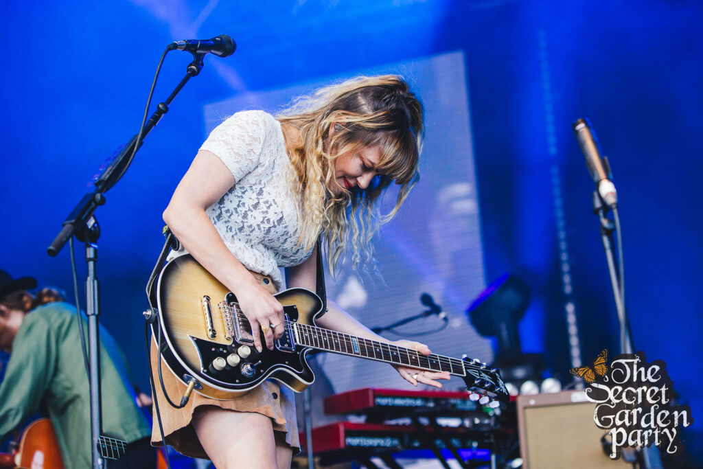 Julia Stone Announces New Charity Album “Songs for Australia” 1 Julia Stone Announces New Charity Album “Songs for Australia”