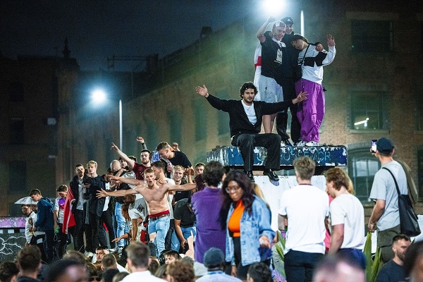 England-fans-go-crazy-in-pubs-and-fan-zones-continues