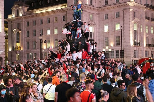 England-fans-go-crazy-in-pubs-and-fan-zones