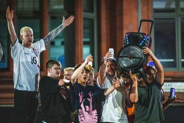 Fans-celebrate-in-Manchester-city-centre-after-the-game