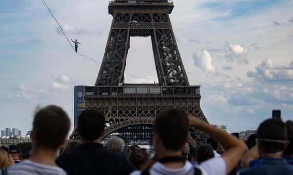 cheering-crowds-on-the-Eiffel-Tower-and-along-the-banks