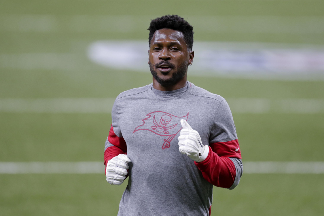 NFL player-Antonio Brown, suspended for falsifying vaccination