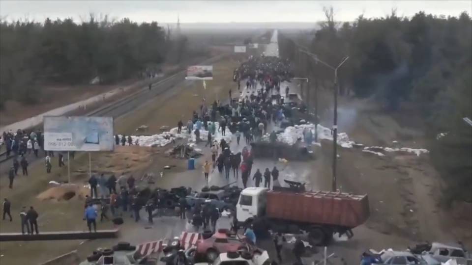 Ukrainians laying in the street to line block Russian Troops (photo: collected)