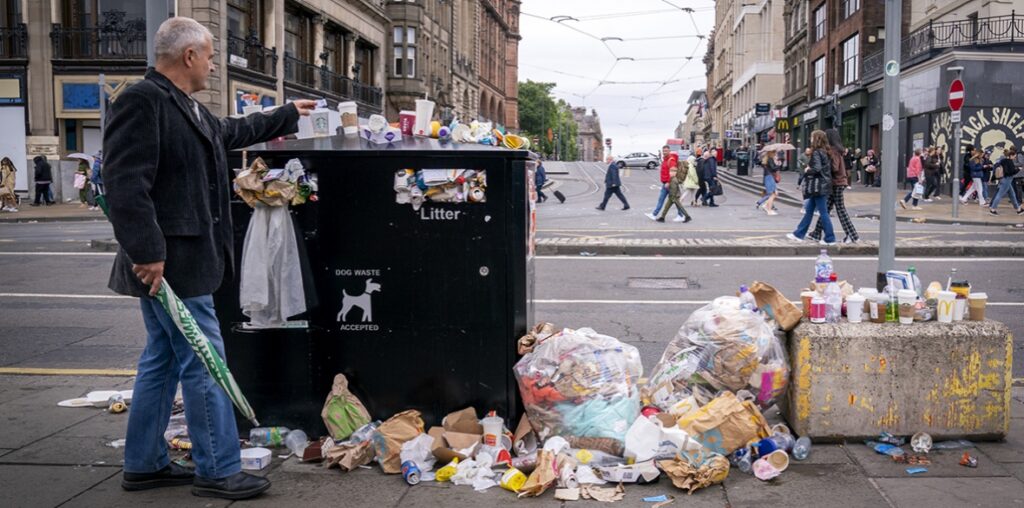 Strike in Action: Bins overflow in Edinburgh 1 Strike in Action Bins overflow in Edinburgh