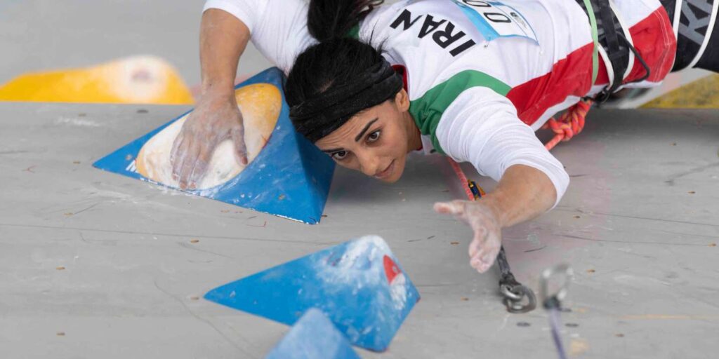 Iranian women without hijab gets heroic welcome