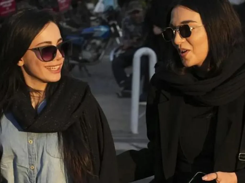 Iran shuts down e-commerce office for dress code violation 2 IRAN2