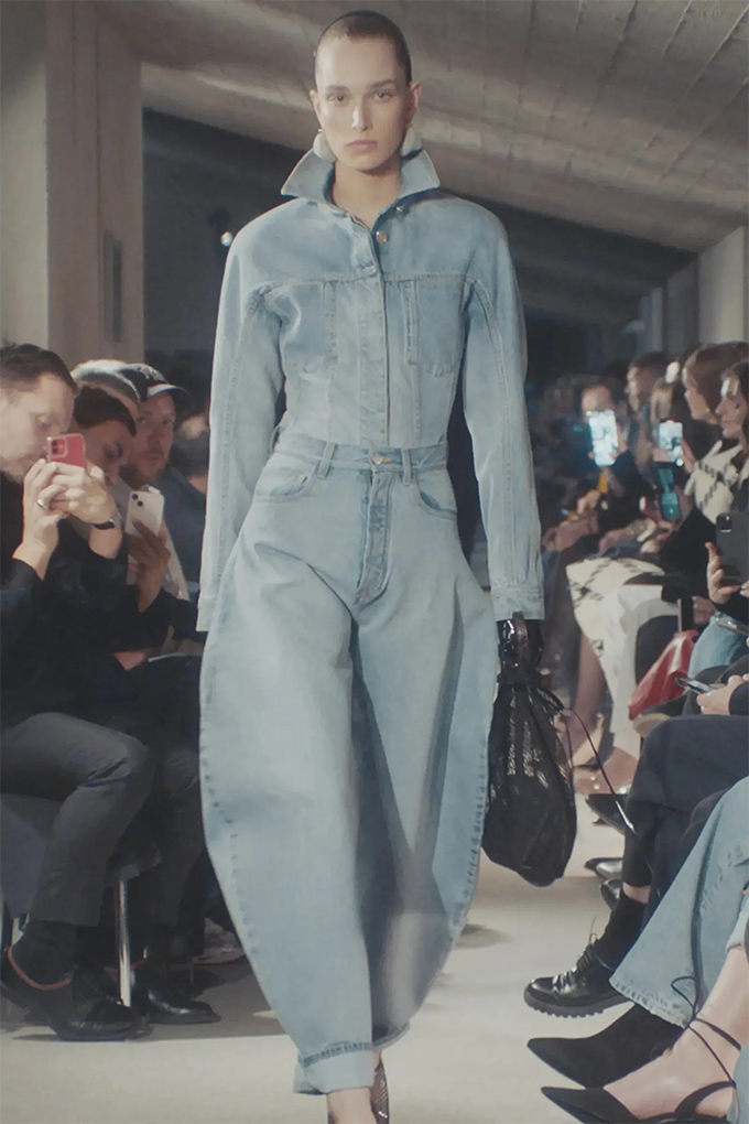6 Denim Trends Shaping Your 2024 Wardrobe Choices 6 Horseshoe jeans
