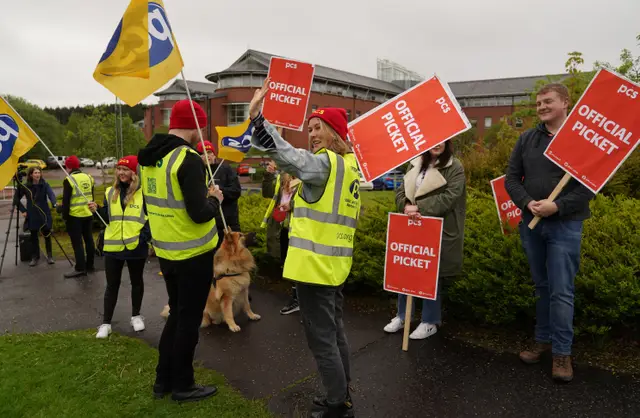 "Up for the Fight": HMRC Staff Strike for Fair Pay 2 pcs